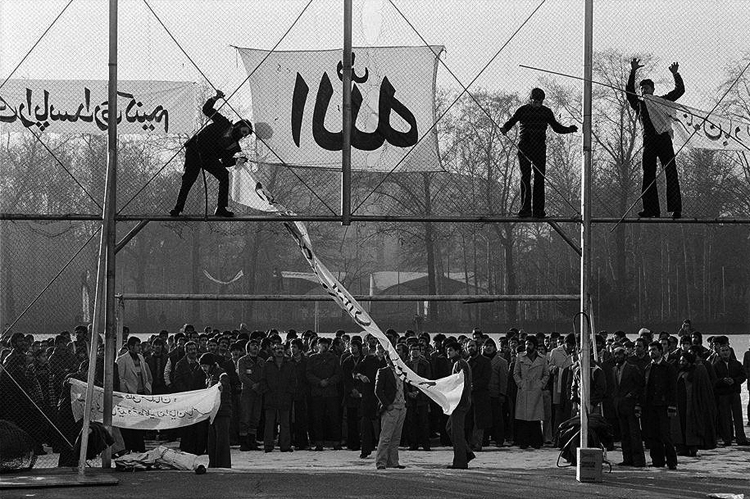 Estudiantes de la Universidad de Teherán manifestándose contra el sha, enero de 1979. (Foto tomada de aquí.)